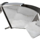 Musone di prua per ancora con piastra di accoppiamento per una perfetta chiusura del foro scafo. Questo sistema permette alla geometria dell’ancora di andare in battuta con il musone impedendo all’acqua di entrare nel gavone di prua. Il design del musone si integra esteticamente alla forma dell’ancora Trefoil creando una combinazione di prodotti di alto livello nello stile e nelle performance. Il sistema può essere facilmente installato con le quattro viti imprigionate sul retro del musone ed è dotato di due pulegge per un fluido scorrimento della catena. Interamente realizzato in acciaio inox AISI 316 lucidato a specchio. Si consiglia di montarlo alla catena con il Giunto Twist 01.738.01/02. Angolo di tiro ideale del verricello a 5° / 20° dall’asse orizzontale del musone.