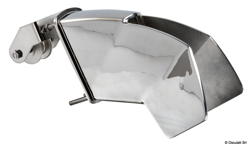 Musone di prua per ancora con piastra di accoppiamento per una perfetta chiusura del foro scafo. Questo sistema permette alla geometria dell’ancora di andare in battuta con il musone impedendo all’acqua di entrare nel gavone di prua. Il design del musone si integra esteticamente alla forma dell’ancora Trefoil creando una combinazione di prodotti di alto livello nello stile e nelle performance. Il sistema può essere facilmente installato con le quattro viti imprigionate sul retro del musone ed è dotato di due pulegge per un fluido scorrimento della catena. Interamente realizzato in acciaio inox AISI 316 lucidato a specchio. Si consiglia di montarlo alla catena con il Giunto Twist 01.738.01/02. Angolo di tiro ideale del verricello a 5° / 20° dall’asse orizzontale del musone.