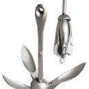 - Versione in acciaio fuso e zincato a caldo. Contrappeso sul fusto per un migliore bilanciamento dell’ancora (sistema SAV norvegese).- Versione in acciaio inox AISI 316 lucidato a specchio, ideali per tender.