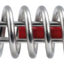 Molla ormeggio dotata di dispositivo cardanico di rotazione su sfere inox dalla testa snodata, che evita la torsione delle cime o catene facendo lavorare la molla con perfetta assialità e parallelismo.