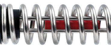 Molla ormeggio dotata di dispositivo cardanico di rotazione su sfere inox dalla testa snodata, che evita la torsione delle cime o catene facendo lavorare la molla con perfetta assialità e parallelismo.