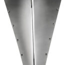 Scudo di prua in acciaio inox AISI316 lucidato a specchio, forato e svasato.Fornito con una pre-piega, si adatta alle diverse forme di prua delle barche quando viene installato.Resistente agli urti, anche più violenti, con spessore maggiorato.