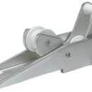 In alluminio lucidato e anodizzato. Adatto per ancore Danforth, Bruce,Trefoil®, CQR e Delta. Puleggia in nylon.