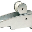 In alluminio anodizzato. Ampio sbalzo per evitare che qualsiasi tipo di ancora tocchi la prua. Adatto per ancore: Danforth, CQR, Trefoil®, Bruce, Delta ecc. Puleggia in nylon.