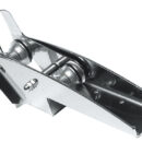 In acciaio inox 304 lucidato, con guida catena, per ancore di qualsiasi tipo da 10 a 20 kg. Fabbricato in lamiera da 4 mm di spessore. Pulegge acciaio inox.