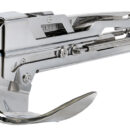 Realizzato in acciaio inox lucidato a specchio, ideale per ancora Trefoil o similari.È dotato di un innovativo sistema con molle a gas che permette all'ancora di allontanarsi dalla prua prima di essere calata. Contemporaneamente, un movimento basculante permette la caduta automatica dell'ancora, mantenendo una distanza di sicurezza dalla prua.Il musone ha una corsa di estensione fino a 22 cm, principalmente adatto per le prue verticali.La sua linea leggera e sportiva si adatta bene alla livrea dello scafo e la sua struttura in acciaio è studiata per alti carichi di tenuta.