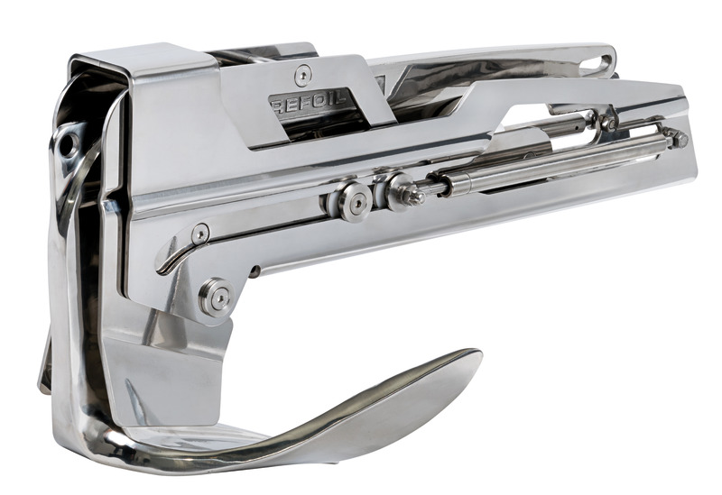 Realizzato in acciaio inox lucidato a specchio, ideale per ancora Trefoil o similari.È dotato di un innovativo sistema con molle a gas che permette all'ancora di allontanarsi dalla prua prima di essere calata. Contemporaneamente, un movimento basculante permette la caduta automatica dell'ancora, mantenendo una distanza di sicurezza dalla prua.Il musone ha una corsa di estensione fino a 22 cm, principalmente adatto per le prue verticali.La sua linea leggera e sportiva si adatta bene alla livrea dello scafo e la sua struttura in acciaio è studiata per alti carichi di tenuta.