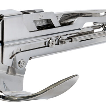 Realizzato in acciaio inox lucidato a specchio, ideale per ancora Trefoil o similari.È dotato di un innovativo sistema con molle a gas che permette all'ancora di allontanarsi dalla prua prima di essere calata. Contemporaneamente, un movimento basculante permette la caduta automatica dell'ancora, mantenendo una distanza di sicurezza dalla prua.Il musone ha una corsa di estensione fino a 22 cm, principalmente adatto per le prue verticali.La sua linea leggera e sportiva si adatta bene alla livrea dello scafo e la sua struttura in acciaio è studiata per alti carichi di tenuta.