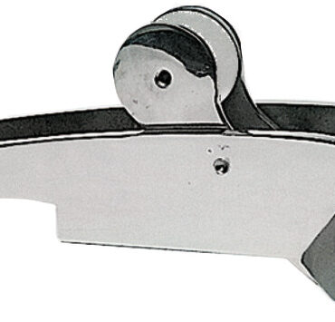 Fuso in acciaio inox AISI 316 lucidato a specchio. Ampio sbalzo per evitare che qualsiasi tipo di ancora tocchi la prua. Pulegge in acciaio inox, adatto per ancore CQR, Bruce, Danforth, Trefoil®, Delta ecc.