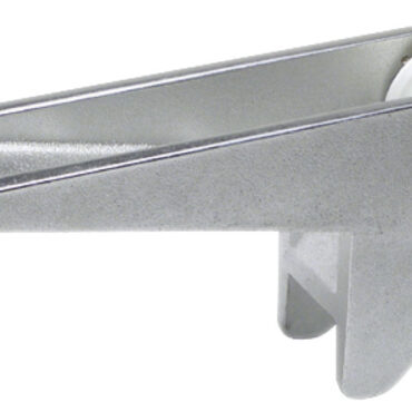 In alluminio lucidato e anodizzato. Sfrutta la particolare forma delle Bruce e Trefoil® al fine di essere autobloccante. Quando l’ancora viene salpata, si incastra saldamente nel musone evitando bloccaggi manuali. Puleggia in nylon.