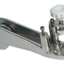 In acciaio inox AISI 316 microfuso e lucidato a specchio, con bloccaggio per ancore Danforth, Bruce, Trefoil®, CQR ecc.. Puleggia inox indistruttibile.