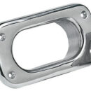 In acciaio inox AISI 316 lucidato a specchio, nessuna vite a vista dall'esterno.