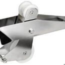 In acciaio inox. Ideale per tutte le ancore fino a 14 kg. Puleggia in nylon.