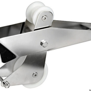 In acciaio inox. Ideale per tutte le ancore fino a 14 kg. Puleggia in nylon.