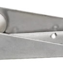 In acciaio inox 304, finitura Chromelux®, completo di puleggia in nylon e spina di sicurezza superiore.