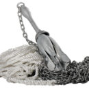 Studiati per facilitare la scelta dei vari componenti della linea di ancoraggio.Questi package si adattano facilmente alla maggioranza delle situazioni.Ogni package viene consegnato "pronto all'uso" in apposito imballo.La cima è gia impiombata con una falsamaglia adeguata alla catena.