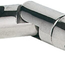 In acciaio inox AISI 316, senza sporgenze. Questo attacco girevole a doppio snodo è l'evoluzione del modello 01.740.08/10, che è a snodo semplice.