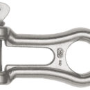 E’ un connettore a cavallotto per collegare ad ogni punto della catena dell’ancora principale la seconda ancora. Un grillo classico é infatti spesso difficile da inserire nelle strette maglie della catena calibrata.