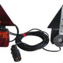 Cavo centrale: 7,5 m a 5 poli, cavo fanale - fanale 2,5 m e triangoli riflettenti.