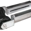 Con staffe regolabili.