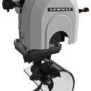 Venduto completo dei seguenti accessori necessari all'installazione: - elica di prua; - pannello di comando, - cavo di collegamento; - portafusibile; - fusibile; - tunnel vetroresina.