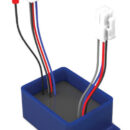 Adattatore da applicare sui nuovi pannelli Blue Generation (02.045.03/05/06) per collegarli a cavi ed eliche Black Generation.Le due generation si riconoscono dal colore della centralina.