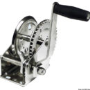 Completamente in acciaio inox ad alta resistenza, con boccole di rotazione autolubrificanti. Finitura con lucidatura elettrolitica. Certificato TÜV Germany.Il carico massimo di trazione è riferito all'utilizzo con un solo giro di cavo sul tamburo.