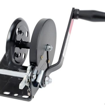 Carcassa in acciaio zinco/cromato, pignoni in acciaio temperato ad alta resistenza, boccole auto-lubrificanti, maniglie rinforzate, molle in acciaio, gruppo ingranaggi carenato. Verniciati neri con polveri epossidiche. Certificato CE dal TÜV.Il carico massimo di trazione è riferito all'utilizzo con un solo giro di cavo sul tamburo.