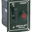 Versione con interruttore a levetta Airpax. Disconnette la corrente in caso di sovraccarico accidentale tramite l'interruttore di sicurezza magneto-idraulico. Indispensabile per salvaguardare il motore. Sopporta un carico del 200% per 10 secondi. E' completo di spia rossa a 12 V.