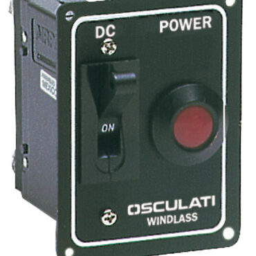 Versione con interruttore a levetta Airpax. Disconnette la corrente in caso di sovraccarico accidentale tramite l'interruttore di sicurezza magneto-idraulico. Indispensabile per salvaguardare il motore. Sopporta un carico del 200% per 10 secondi. E' completo di spia rossa a 12 V.