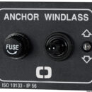 Comprende un interruttore ricoperto di gomma a tenuta stagna “Up Down” con ritorno a molla, un portafusibile di sicurezza, due spie luminose a LED di controllo.Non comanda direttamente il verricello, ma va collegato ad un teleruttore. Grado di protezione IP56.