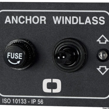 Comprende un interruttore ricoperto di gomma a tenuta stagna “Up Down” con ritorno a molla, un portafusibile di sicurezza, due spie luminose a LED di controllo.Non comanda direttamente il verricello, ma va collegato ad un teleruttore. Grado di protezione IP56.