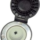 Realizzato in plastica rinforzata, completamente stagno e quindi adatto per il montaggio in coperta. Dotato di sportellino apribile; dimensioni particolarmente contenute.