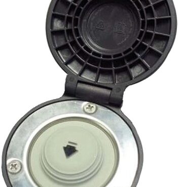 Realizzato in plastica rinforzata, completamente stagno e quindi adatto per il montaggio in coperta. Dotato di sportellino apribile; dimensioni particolarmente contenute.