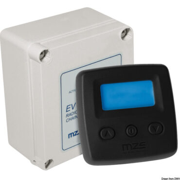 Con display LCD e pulsanti retroilluminati. Grado di protezione IP65Fornisce: metri ancore calate o salpate; velocità catena; tensione di alimentazione; ampère assorbiti dal motore; allarme salita; ore di uso del verricello.