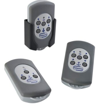 Il kit comprende un radio comando ed una centralina (pre-combinati), il sistema può supportare fino ad 8 comandi differenti (venduti a parte). Due modelli a 3 e 5 pulsanti possono essere collegati facilmente a salpa-ancore ed eliche di prua pre-esistenti. Sono dotati di 2 batterie tipo AAA sostituibili e sono galleggianti ed impermeabili fino a 1 metro di profondità (IP66). Portata media 40 m. Versione A) - permette l’operatività in remoto senza fili (Su / Giù) di qualsiasi salpa ancore purchè azionato da solenoide; - comprende un comando ed un ricevitore. Versione B) - permette l’operatività senza fili di qualsiasi elica di prua (spinta di babordo e di tribordo) e di qualsiasi salpa ancore azionato da solenoide) (Su / Giù); - comprende un telecomando, una centralina per salpa ancore e per elica di prua.