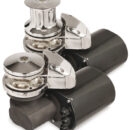 Verricello ad asse verticale totalmente in acciaio inox AISI316. Disponibili nella versione ad alto o basso profilo, con differenti motorizzazioni è suggerito per barche fino ai 16m. Provvisto del sistema tendicima e sensore contametri integrato.