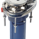 Progettato in acciaio inox 316 e per una facile installazione. Non è necessario praticare tagli in coperta ma è sufficiente una fresa a tazza. Stagno IP67 fino ad un metro. Coperchio anti-urti per il motore. Blocca catena integrato nella carcassa del verricello (vedi foto “fall safe”).Completo di:- comando da plancia;- teleruttore; adatto per salpa-ancore Lewmar fino a 700 W a 2 fili, modelli V-700; ProSeries.- protezione magnetotermica;- leva sblocco frizione;- perni di fissaggio;- dima e guarnizione;- istruzioni in 6 lingue (tra le quali italiano).Predisposto per sensore per conta catena.