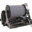 CRW400 è progettato per barche di piccola taglia per la movimentazione oggetti. E' costruito intorno ad un telaio in acciaio inox 316 abbinato a cuscinetti in composito ed una robusta copertura in ABS stabilizzata UV. Il CRW400 è resistente ad acqua salata ed adatto a barche fino ai 9 m.