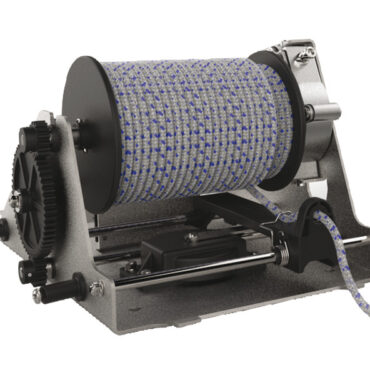 CRW400 è progettato per barche di piccola taglia per la movimentazione oggetti. E' costruito intorno ad un telaio in acciaio inox 316 abbinato a cuscinetti in composito ed una robusta copertura in ABS stabilizzata UV. Il CRW400 è resistente ad acqua salata ed adatto a barche fino ai 9 m.