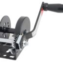 Carcassa in acciaio zinco/cromato, pignoni in acciaio temperato ad alta resistenza, boccole auto-lubrificanti, maniglie rinforzate, molle in acciaio, gruppo ingranaggi carenato. Verniciati neri con polveri epossidiche. Certificato CE dal TÜV.Il carico massimo di trazione è riferito all'utilizzo con un solo giro di cavo sul tamburo.