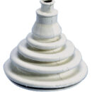 Tramite una apposita flangia incorporata, si monta a pressione sulla paratia del pozzetto, senza ghiere o viti. Terminale predisposto per essere tagliato.