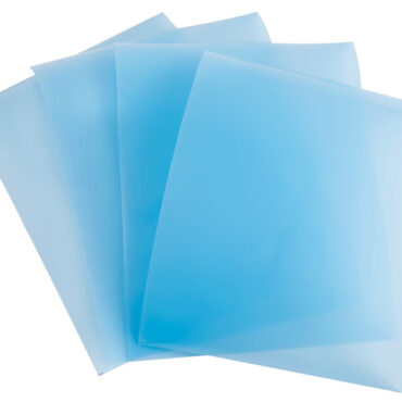 Fabbricate in Teflon autoadesivo UV resistente, possono essere tagliate a piacere.Previene l'usura da sfregamento e non rovinano né i gelcoat né le vernici.