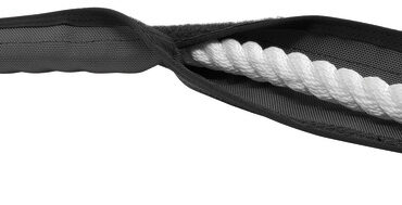 Cordura doppio strato, ad alta resistenza, con bordatura perimetrale. Fissaggio con chiusura a strappo e nastri anti-scorrimento.