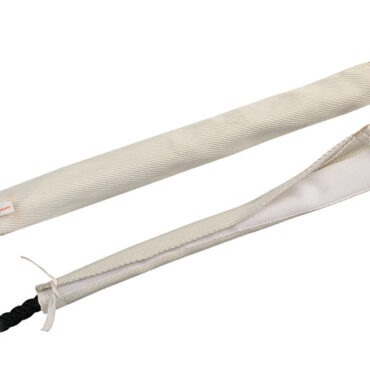 Fabbricato in poliestere resistente UV. Fissaggio con chiusura a strappo e nastri agli estremi. Proteggono le cime dalla spigolosità dei passacavi o delle falchette nelle barche a vela.