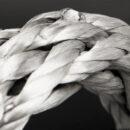 Treccia scalzata ed impregnata ideale per stroppi, legature, drizze su cilindro idraulico, sartiame volante, verricelli, tiraggio tender e per ulteriori usi statici e dinamici.Facilissima da impiombare.Realizzata a 12 legnoli con filato OBLIX™ assicura carichi di rottura paritetici al Dyneema ed ha un’incredibile resistenza all’abrasione ed ai raggi UV.Inoltre non assorbe acqua grazie al trattamento Teflon EcoElite™.