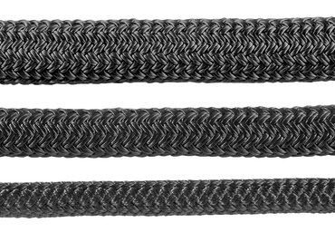 Realizzata in poliestere alta tenacità.Lavorazione a doppia treccia con filati ritorti contrapposti.Questa lavorazione garantisce:- morbidezza;- tenacità;- resistenza allo sfregamento;- effetto antitorsione;- facilità di impiombatura. Venduta a bobina.