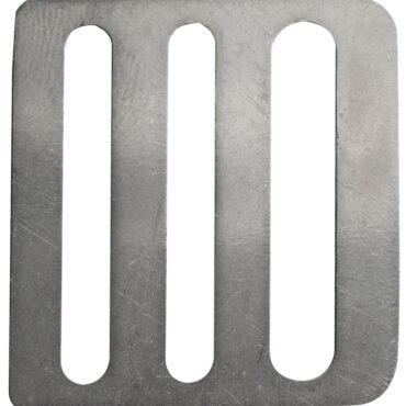 Permette di fare gli occhielli terminali ai nastri evitando le cuciture. Acciaio inox AISI 304 lucidato a specchio.