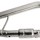 In acciaio inox, è provvisto di blocco di sicurezza automatico a molla, per evitare aperture fortuite.