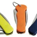 Con impugnatura rivestita in plastica colorata, completo di punteruolo e aprigrilli.